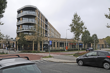 909213 Gezicht op het winkelcentrum De Gaard met de bovengelegen woningen aan de Troosterhof te Utrecht, met op de ...
